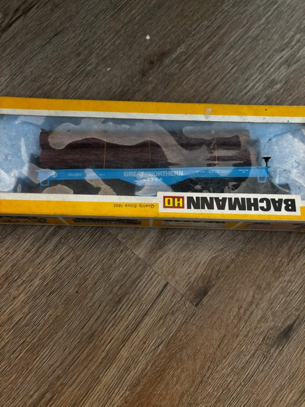 Bachmann HO Great Northern blue Flat car w/logs Railroad Train set up display